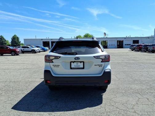 Crystal White Pearl 2024 Subaru Outback Onyx Edition XT