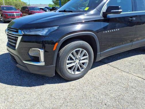 Mosaic Black Metallic 2023 Chevrolet Traverse LT Cloth