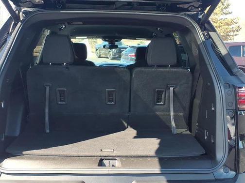 Mosaic Black Metallic 2023 Chevrolet Traverse LT Cloth