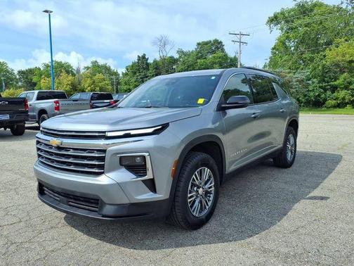Sterling Gray Metallic 2025 Chevrolet Traverse LT