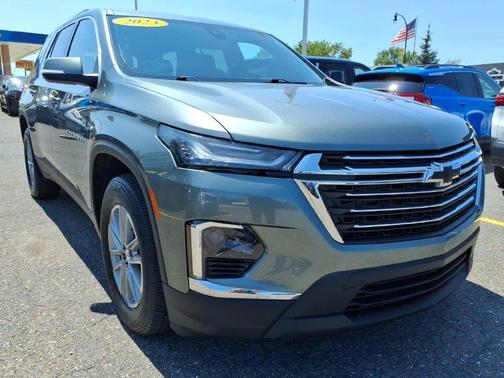 Silver Sage Metallic 2023 Chevrolet Traverse LT Cloth