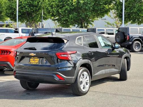 Mosaic Black Metallic 2024 Chevrolet Trax LS