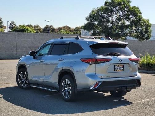 Celestial Silver Metallic 2022 Toyota Highlander XLE