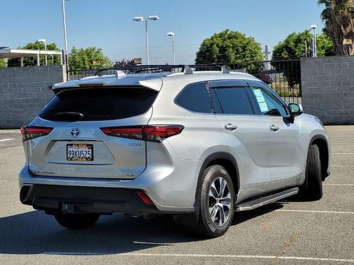 Celestial Silver Metallic 2022 Toyota Highlander XLE