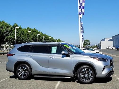 Celestial Silver Metallic 2022 Toyota Highlander XLE