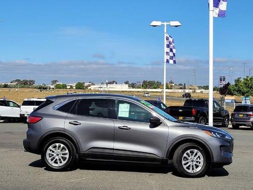 ICONIC SILVER 2022 Ford Escape SE