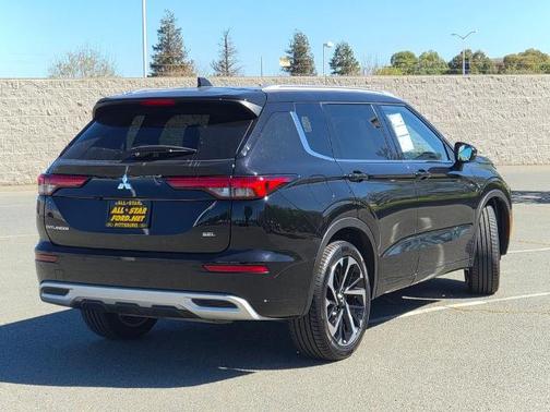 Black 2023 Mitsubishi Outlander SEL