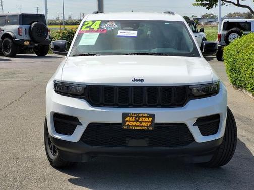 Bright White Clearcoat 2024 Jeep Grand Cherokee LAREDO