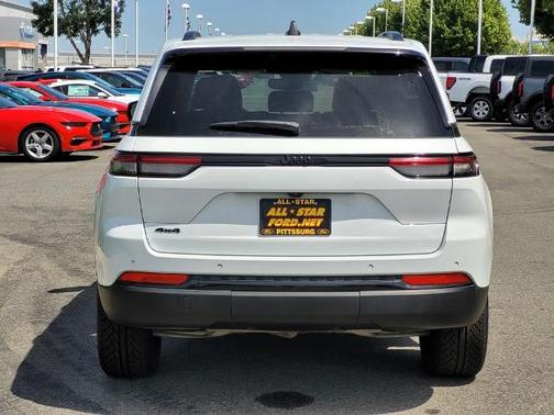 Bright White Clearcoat 2024 Jeep Grand Cherokee LAREDO