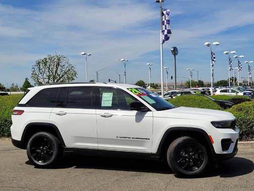 Bright White Clearcoat 2024 Jeep Grand Cherokee LAREDO