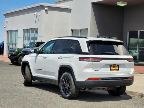 Bright White Clearcoat 2024 Jeep Grand Cherokee LAREDO