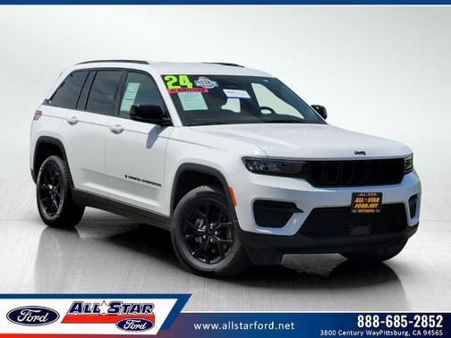 Bright White Clearcoat 2024 Jeep Grand Cherokee LAREDO