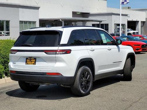 Bright White Clearcoat 2024 Jeep Grand Cherokee LAREDO