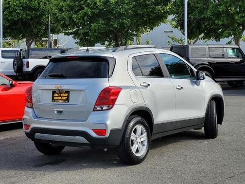 Silver Ice Metallic 2020 Chevrolet Trax LT