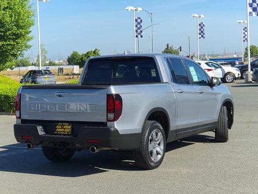 Silver 2025 Honda Ridgeline RTL