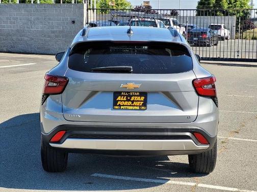 Sterling Gray Metallic 2024 Chevrolet Trax LT