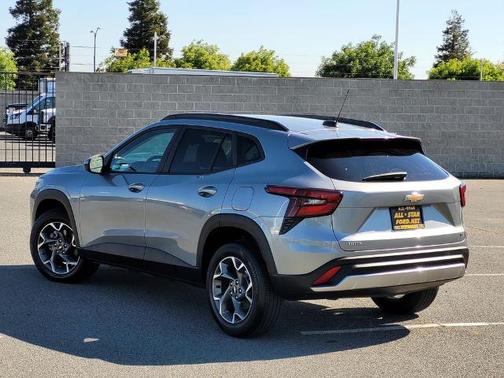 Sterling Gray Metallic 2024 Chevrolet Trax LT