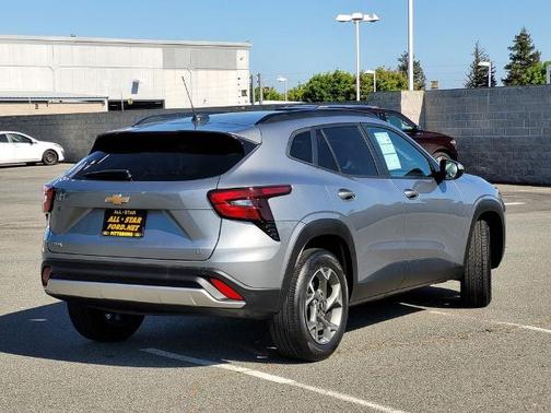 Sterling Gray Metallic 2024 Chevrolet Trax LT