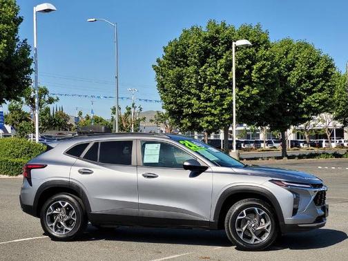 Sterling Gray Metallic 2024 Chevrolet Trax LT