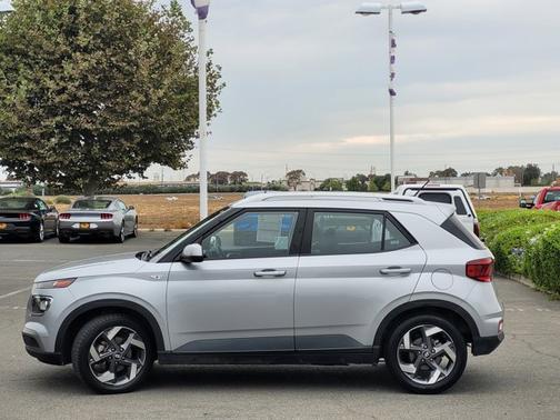 2023 Hyundai VENUE SEL