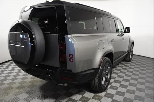 2025 Land Rover Defender 130 P400 X-Dynamic SE