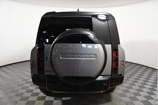 2025 Land Rover Defender 130 P400 X-Dynamic SE