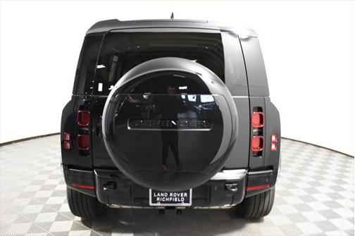 2025 Land Rover Defender 110 P400 X-Dynamic SE