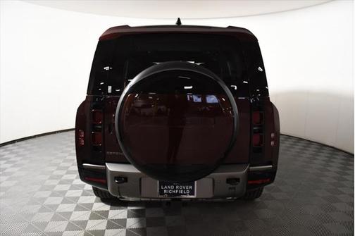 2025 Land Rover Defender 130 P400 X-Dynamic SE