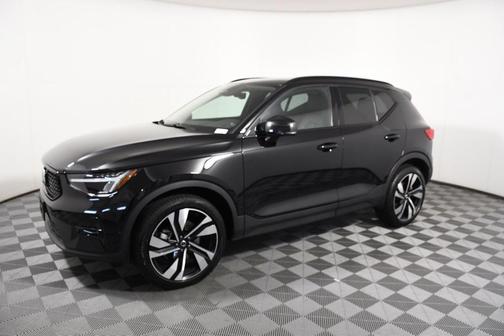 2025 Volvo XC40 B5 Plus Dark Theme