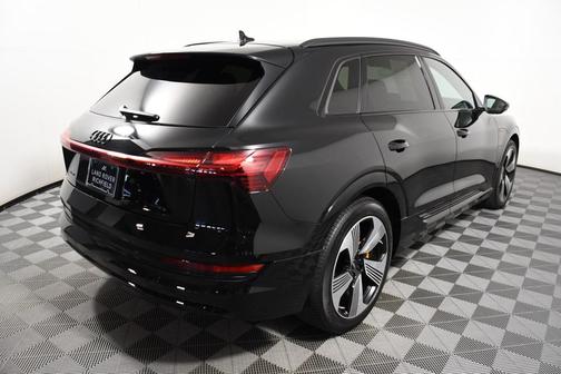 2022 Audi e-tron Premium Plus