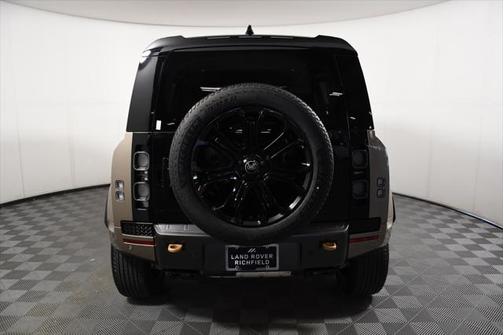 2025 Land Rover Defender 110 V8