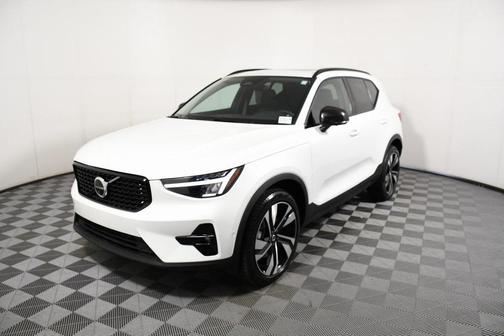 2025 Volvo XC40 B5 Plus Dark Theme