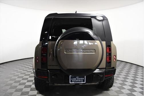 2024 Land Rover Defender 110 P400 X-Dynamic SE