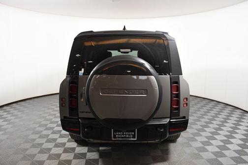 2025 Land Rover Defender 130 P400 X-Dynamic SE