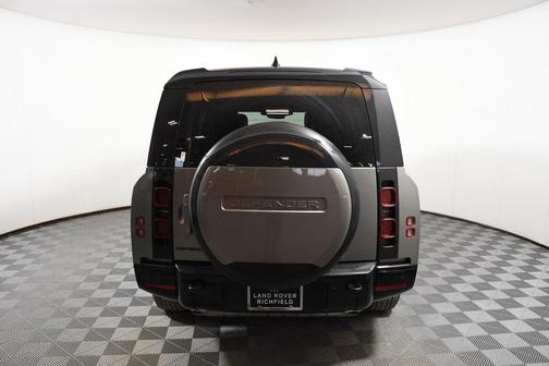 2025 Land Rover Defender 130 P400 X-Dynamic SE