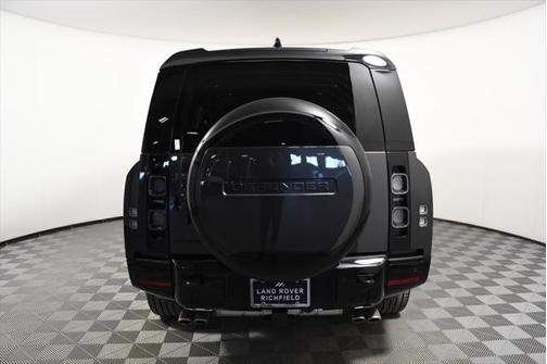 2025 Land Rover Defender V8