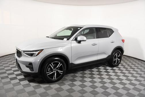2025 Volvo XC40 B5 Core Bright Theme