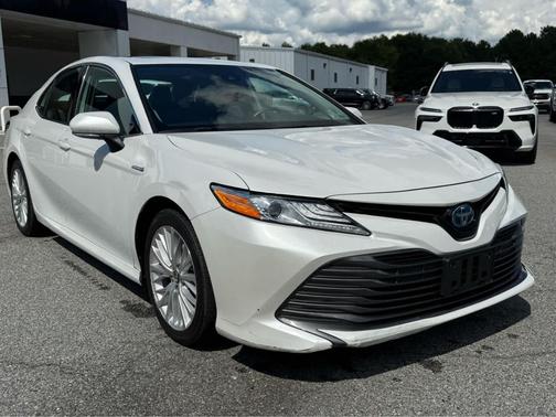 Super White 2020 Toyota Camry Hybrid XLE