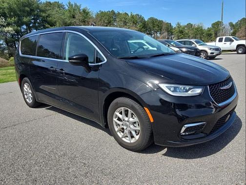 Diamond Black Crystal Pearlcoat 2024 Chrysler Pacifica Touring L