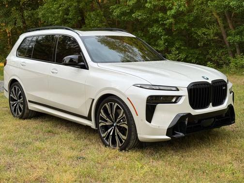 White 2024 BMW X7 M60i