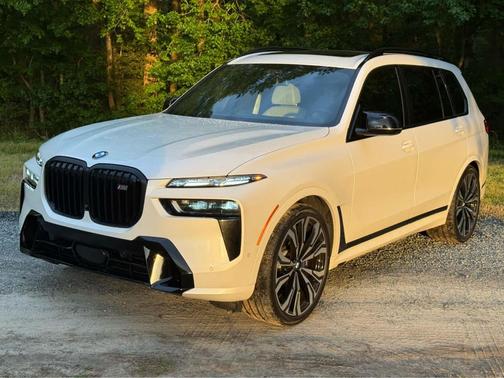 White 2024 BMW X7 M60i