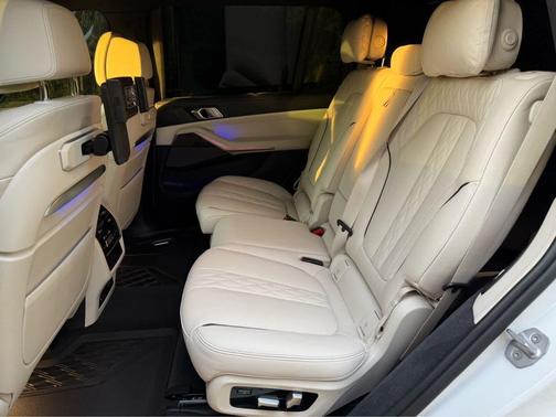 White 2024 BMW X7 M60i