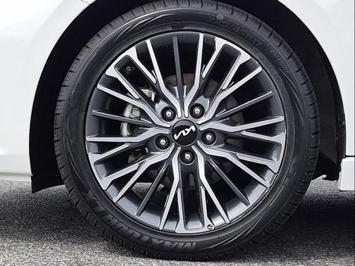 Snow White Pearl 2024 Kia Forte GT-Line