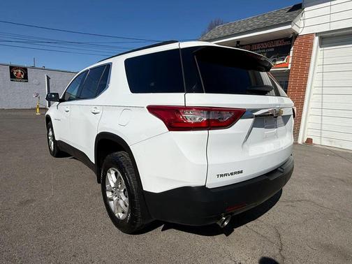 Summit White 2020 Chevrolet Traverse LT Cloth