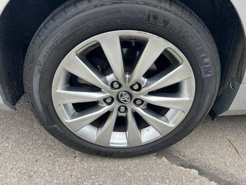 Celestial Silver Metallic 2017 Toyota Camry XLE