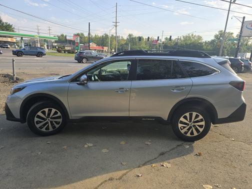 Ice Silver Metallic 2022 Subaru Outback Premium