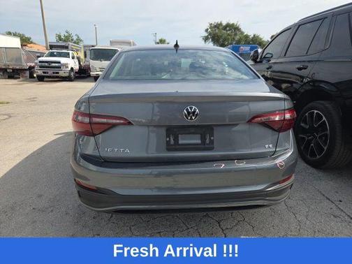 Platinum Gray Metallic 2024 Volkswagen Jetta 1.5T SE