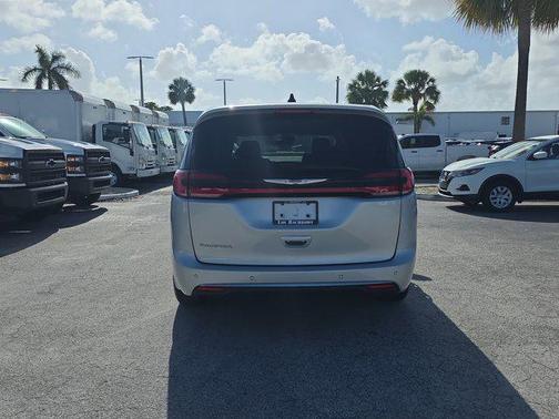 Silver Mist Clearcoat 2023 Chrysler Pacifica Touring L