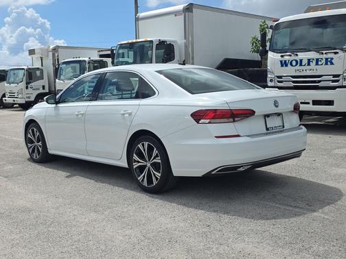 Pure White 2021 Volkswagen Passat 2.0T SE