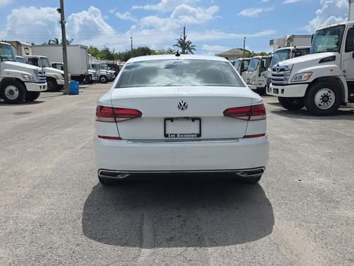 Pure White 2021 Volkswagen Passat 2.0T SE